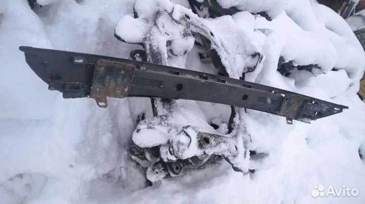 Усилитель переднего бампера Audi 100c4