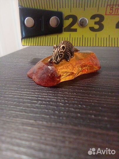 Статуэтка крыса с янтарем