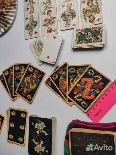 Веер, карты, заколки, косметика, ремни, пряжки