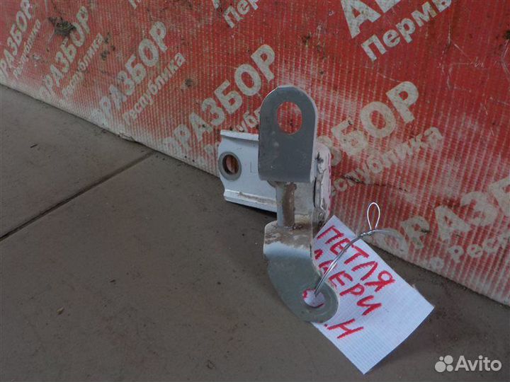 Петля двери нижняя задняя левая Toyota Corolla