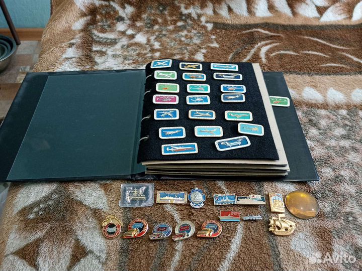 Значки СССР в альбоме