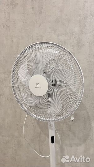 Вентилятор напольный electrolux eff - 1002i белый