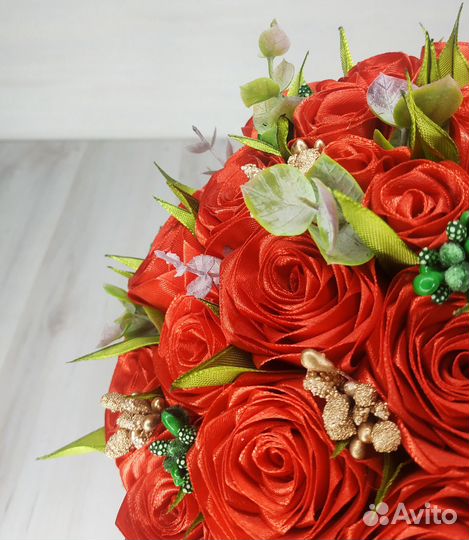 Розы из атласных лент в шляпной коробке р.работа