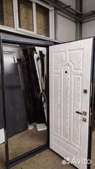 Дверь входная металлическая новая