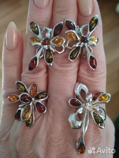 Продам серебряный комплект с янтарём