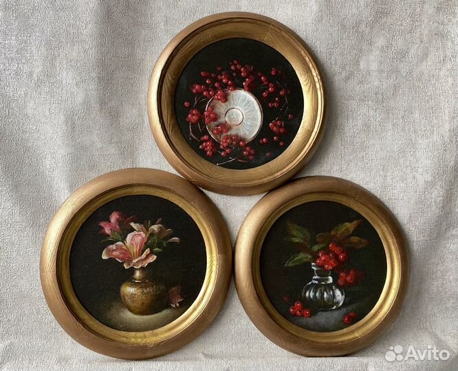 Картина в деревянной раме круглая