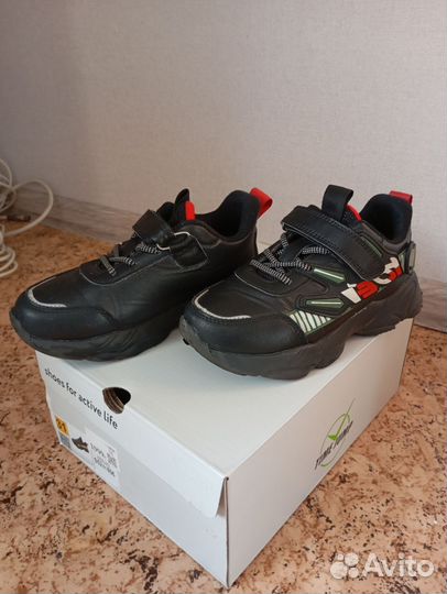 Продам детские кроссовки