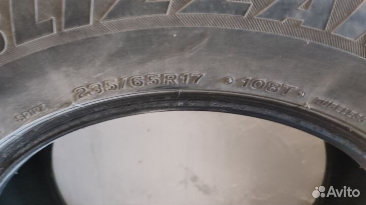 Bridgestone Blizzak Ice 235/65 R17 104H