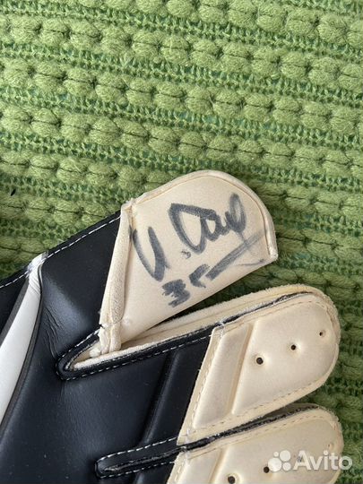 Вратарские перчатки с автографом Игоря Акинфеева