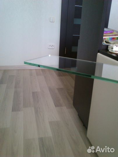 Стеклянная полка в ванную