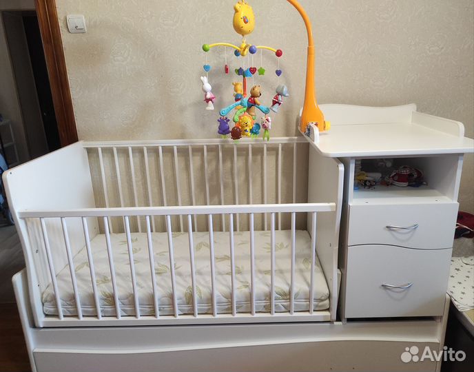 Детская кроватка с маятником