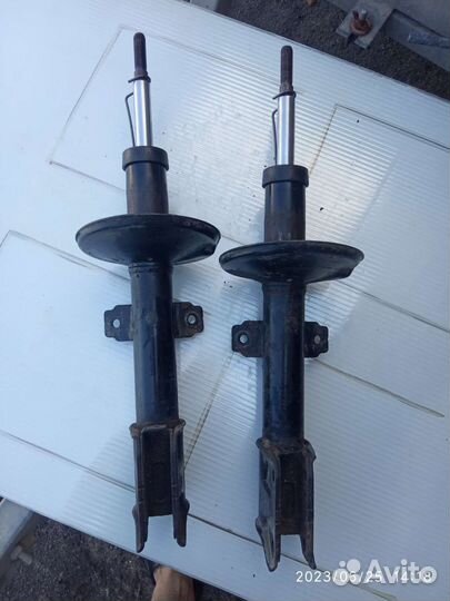 Стойки передние Рено дастер бу