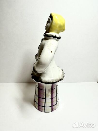 Девушка в зимнем пальто Гжель