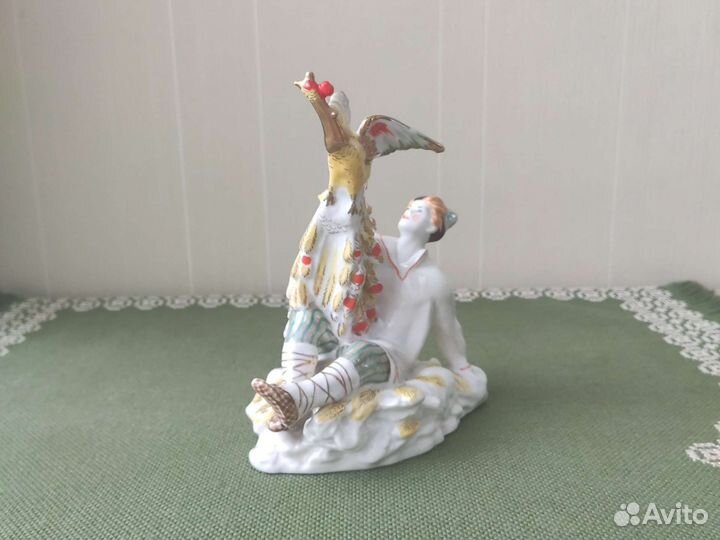 Фарфоровая статуэтка 