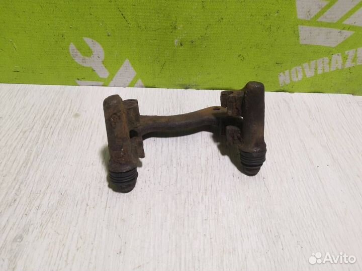 Скоба суппорта заднего Фольксваген Пассат Б3