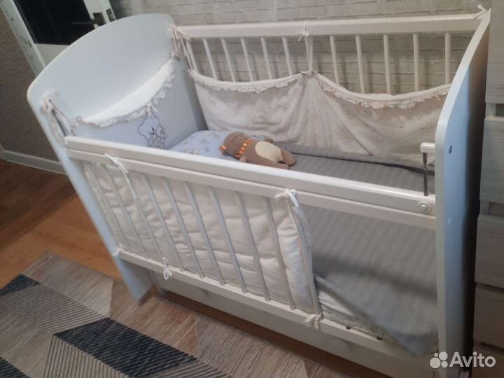 Детская кроватка с маятником