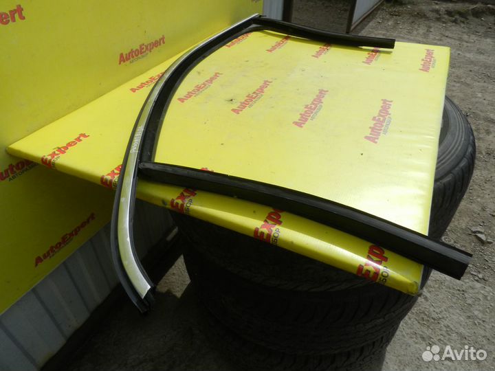 Уплотнитель стекла двери передней левой Passat B6s