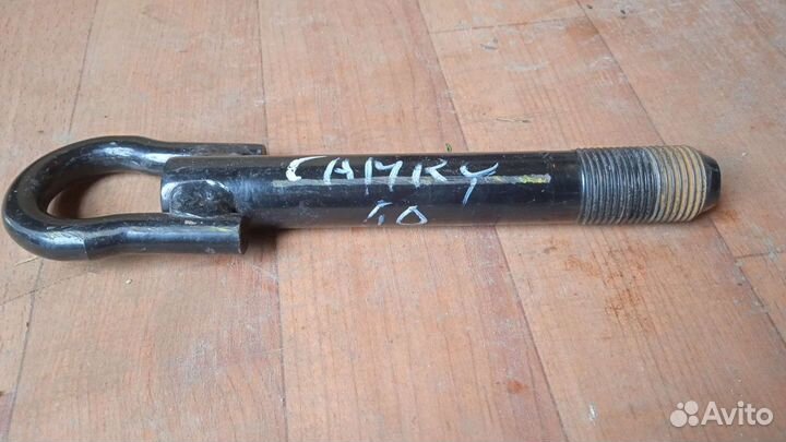 Буксировочный крюк Toyota Camry