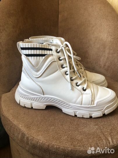 Ботинки белые, зимние