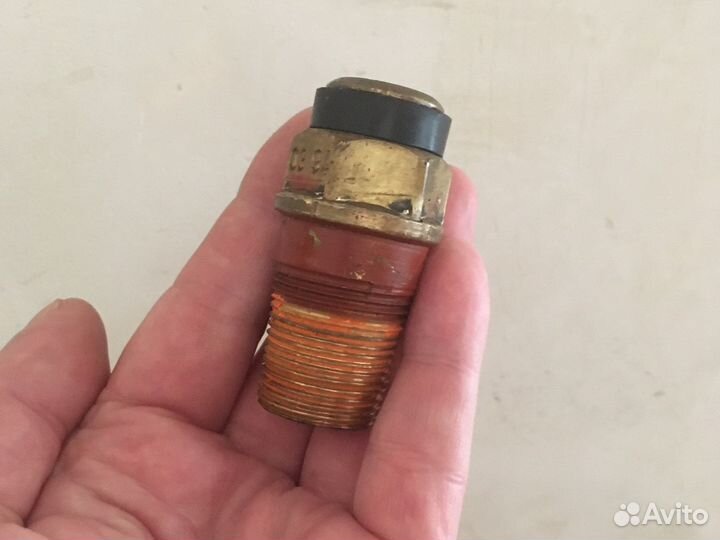 Редуктор и клапан