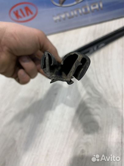 Уплотнитель зад проема стекла двери Nissan note E1