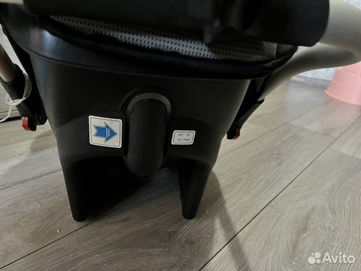 Детские кресло на машине