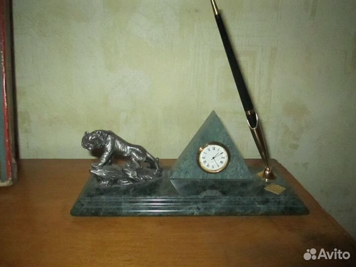 Письменный прибор змеевик,часы.снежный барс