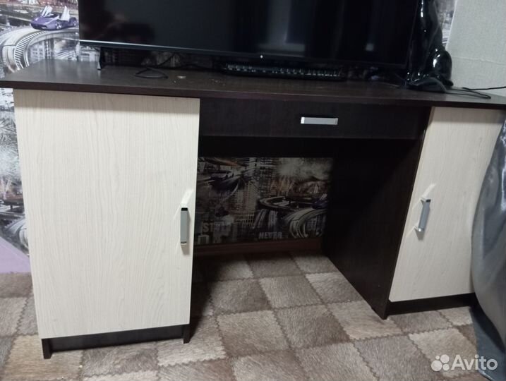 Продам стол и шкаф