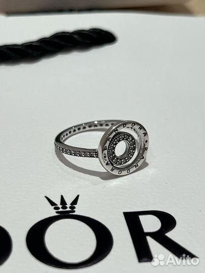 Pandora кольцо логомания