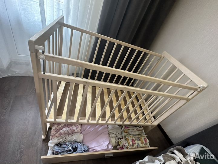 Детская кровать с маятником и ящиком