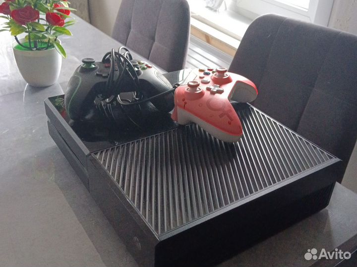 Продам Xbox One в комплекте 2 джойстика