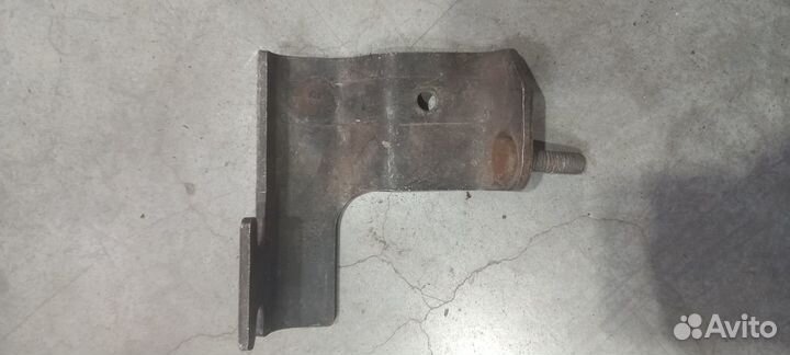 Кронштейн верхнего спойлера