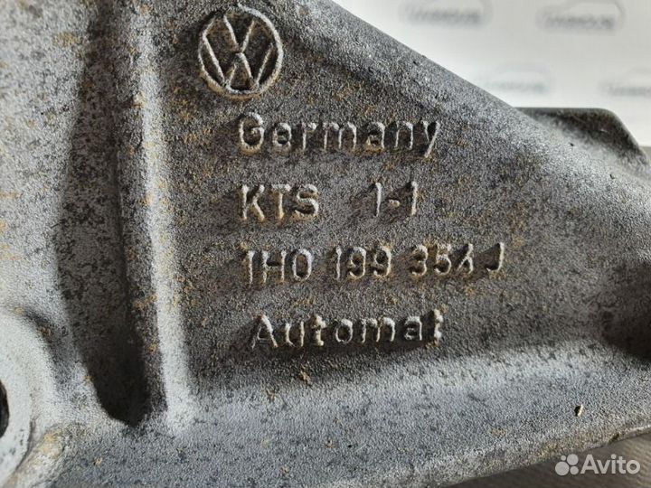 Кронштейн двигателя правый Volkswagen Golf MK3 1.8