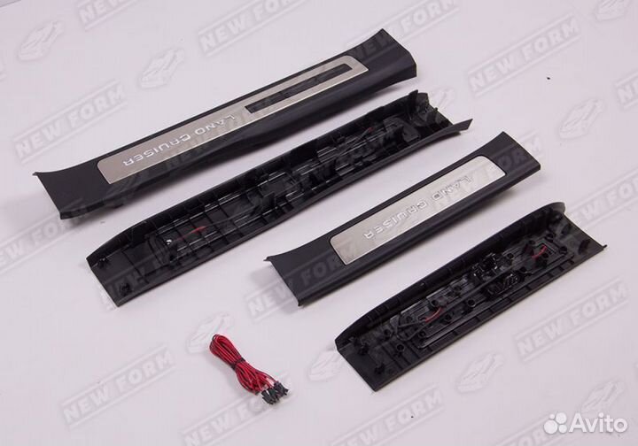 Накладки порогов черные Toyota LC 300