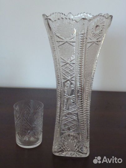 Высокая хрустальная ваза