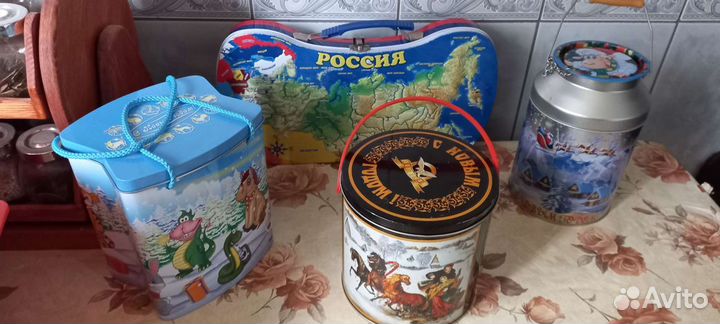 Жестяные банки для новогодних подарков