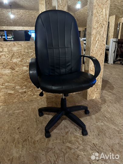 Офисное кресло