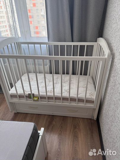 Детская кроватка с матрасом и выдвижными ящиками