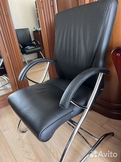 Офисное кожаное кресло