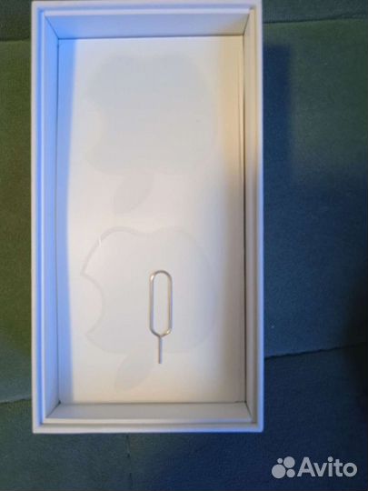 Коробка от iPhone SE