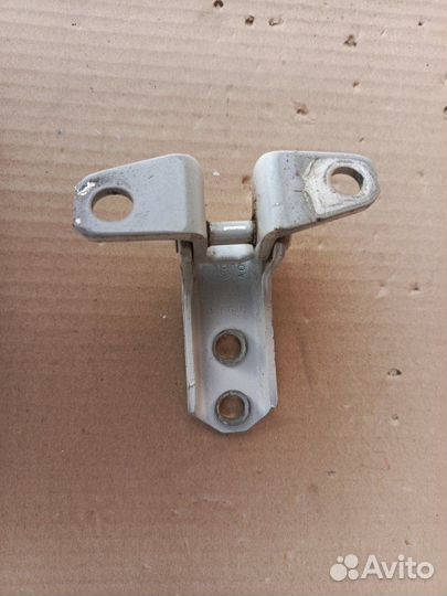 Петля передней двери Митсубиси Аутлендер 3