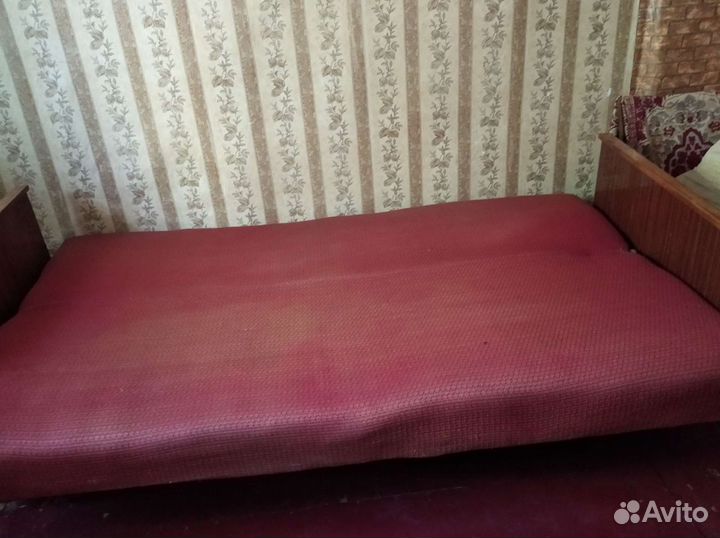 Трюмо,диван