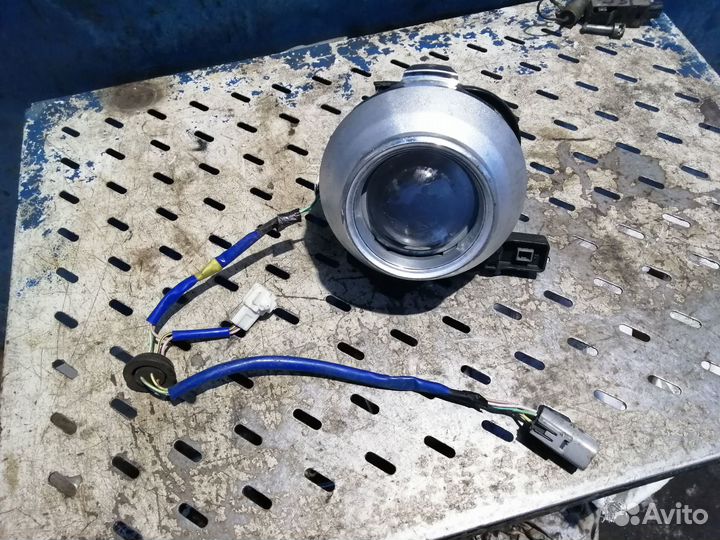 Линза в фару правая Toyota Land Cruiser 200