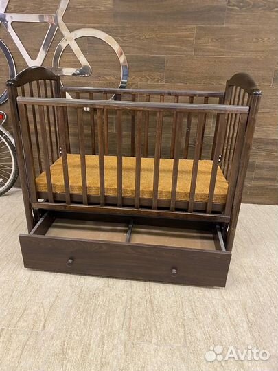 Детская кроватка с маятником и ящиком