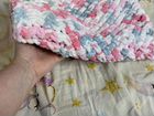 Вязаный плед ручной работы в детскую кроватку