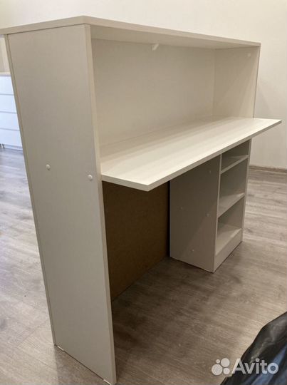 Ресепшн стойка администратора с полками