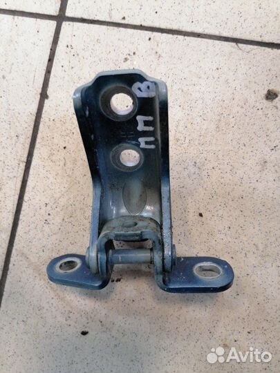 Петля двери передняя правая Hyundai Santa Fe 4