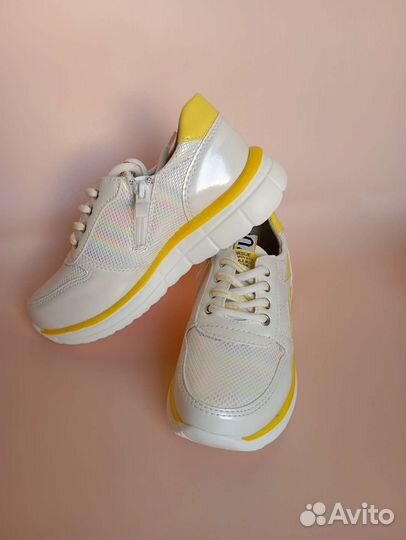 Кроссовки для девочки 31 размер. новые