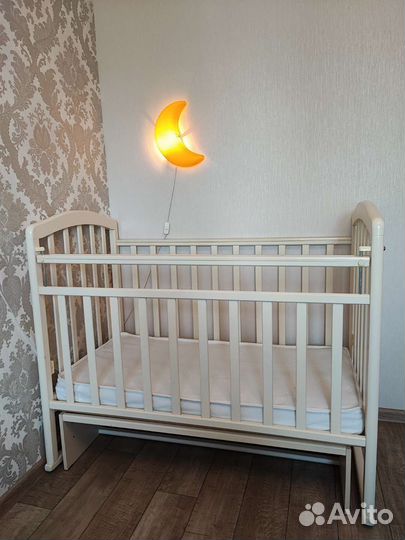 Детская кроватка с маятником