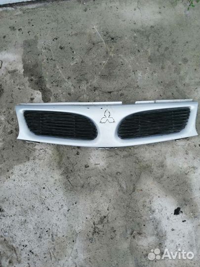 Решётка радиатора Митсубиси Каризма